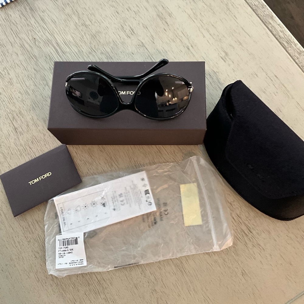 NWT and box Tom Ford ft1090 59mm Shiny Black Sunglasses